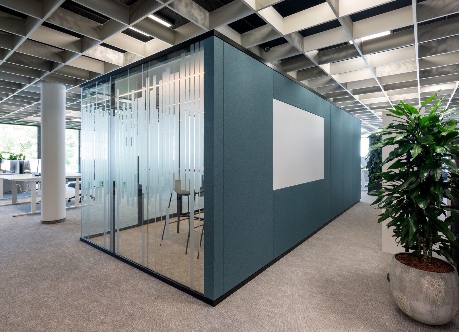 Raum-in-Raum-Systeme im Open Office mit bedruckten Glas und Stoffbespannung petrolfarbend außen. 