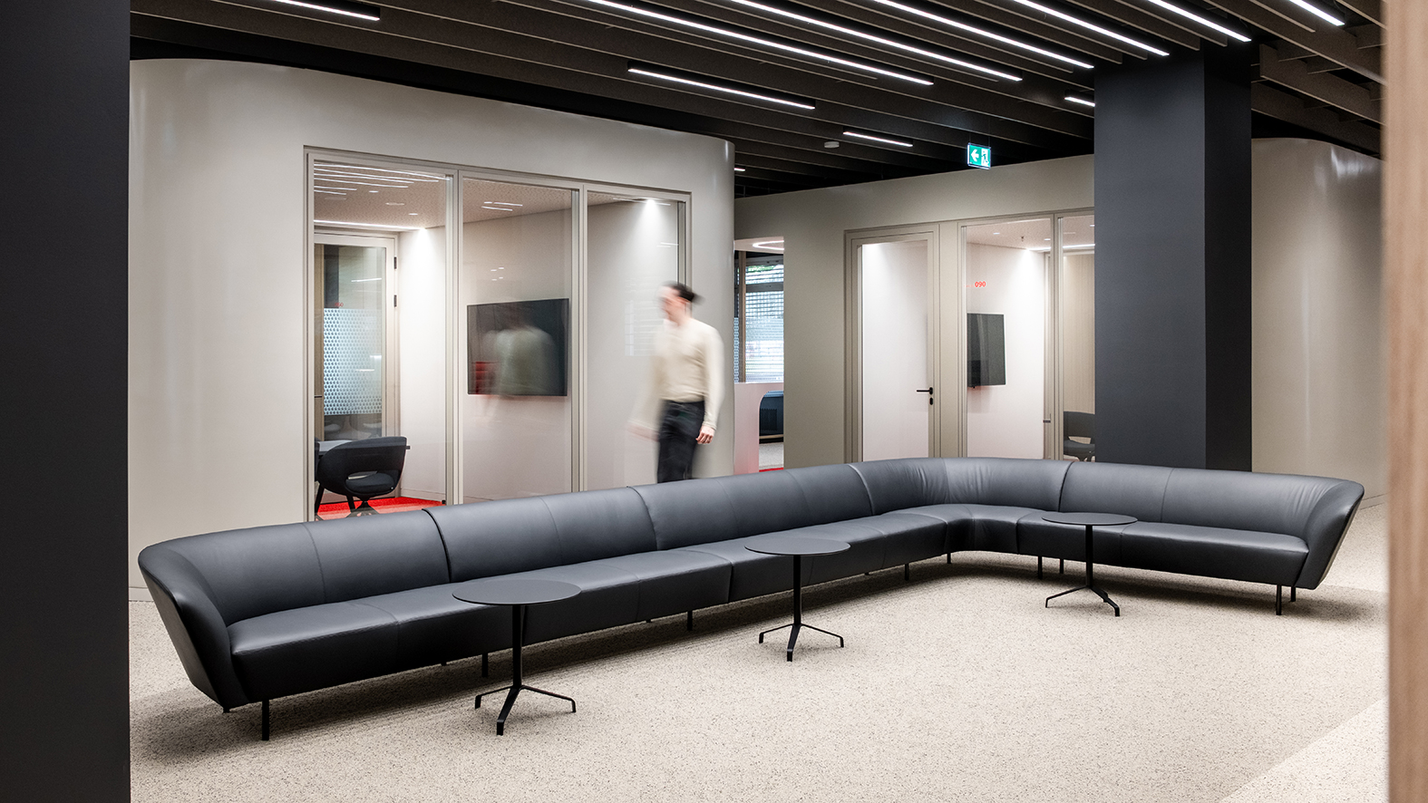 Büroflächen mit Trennwandsystemen mit furnierten Holzoberflächen. Ganzglaswände und Volltüren sowie Besprechungsräume.