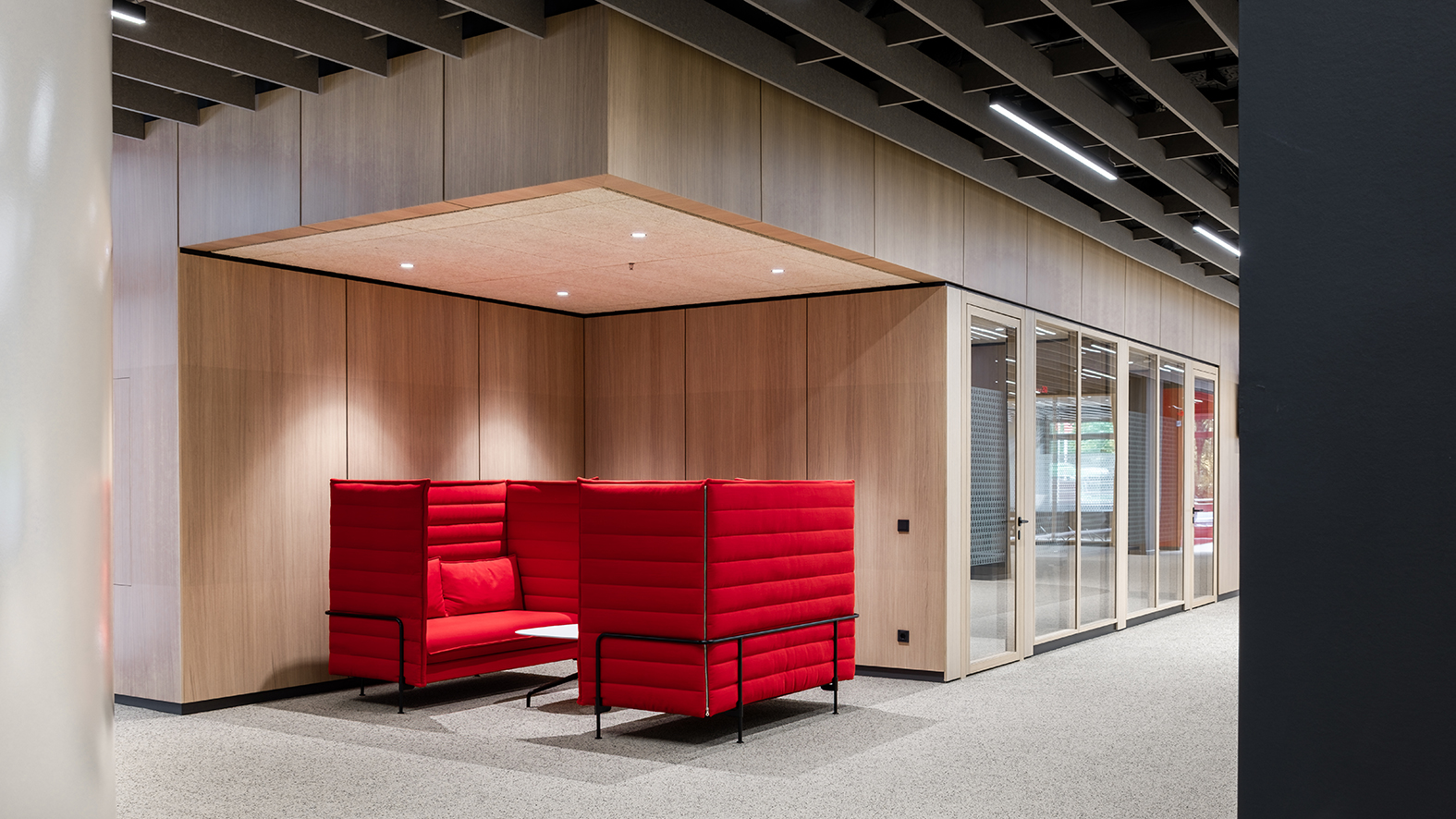 Büroflächen mit Trennwandsystemen mit furnierten Holzoberflächen. Ganzglaswände und Volltüren sowie Besprechungsräume.