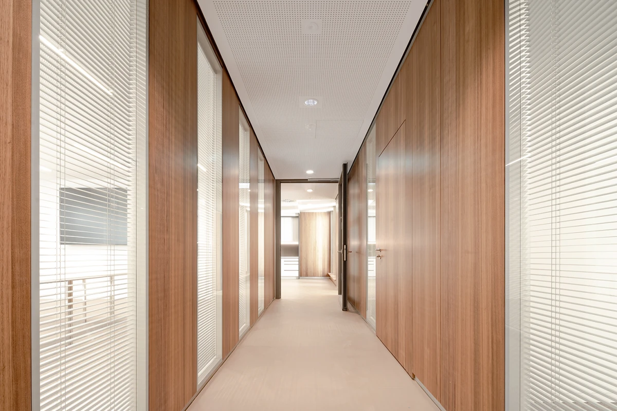 Trennwandsysteme in der Leibnitz Uni Hannover. Volltüren in edlem Nussbaum sowie Glaselemente gliedern die Büroräume.