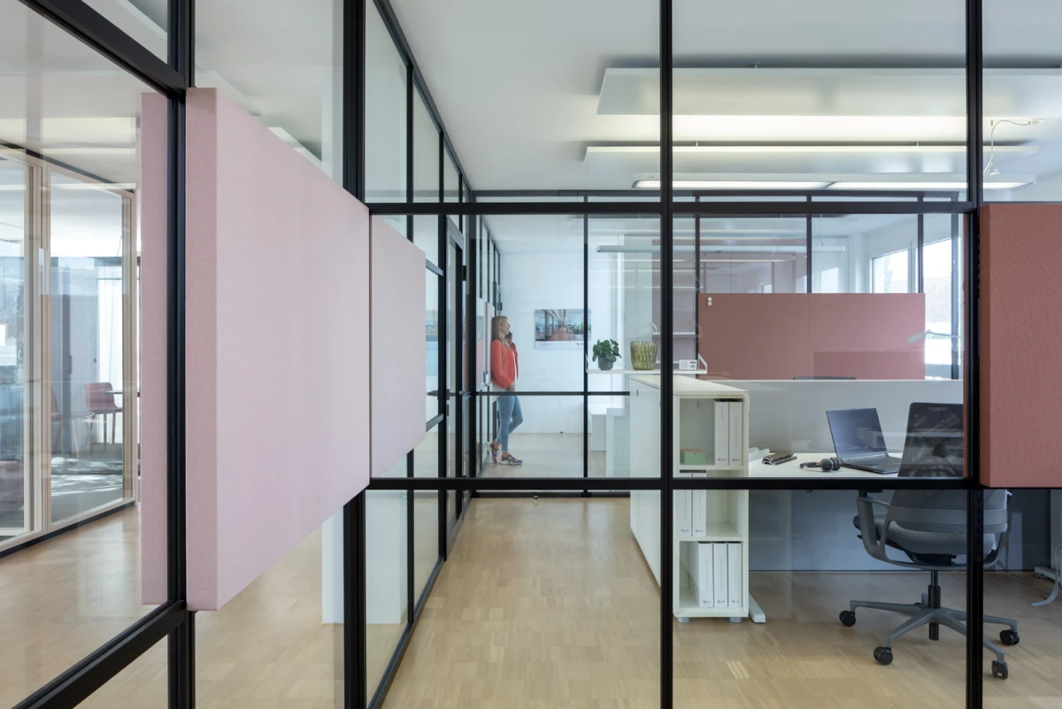 Bürotrennwand mit schwarzen Profilen im industriellen Look für Büro und Verwaltungsgebäude. 