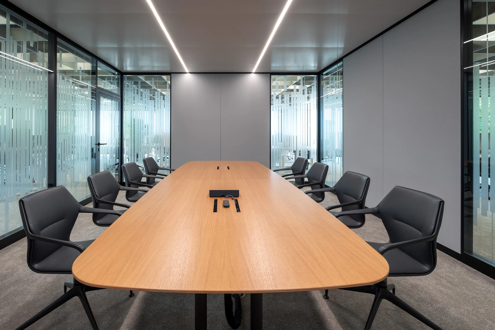 Raum-in-Raum-Systeme im Open Office mit bedruckten Glas und Stoffbespannung petrolfarbend außen. 