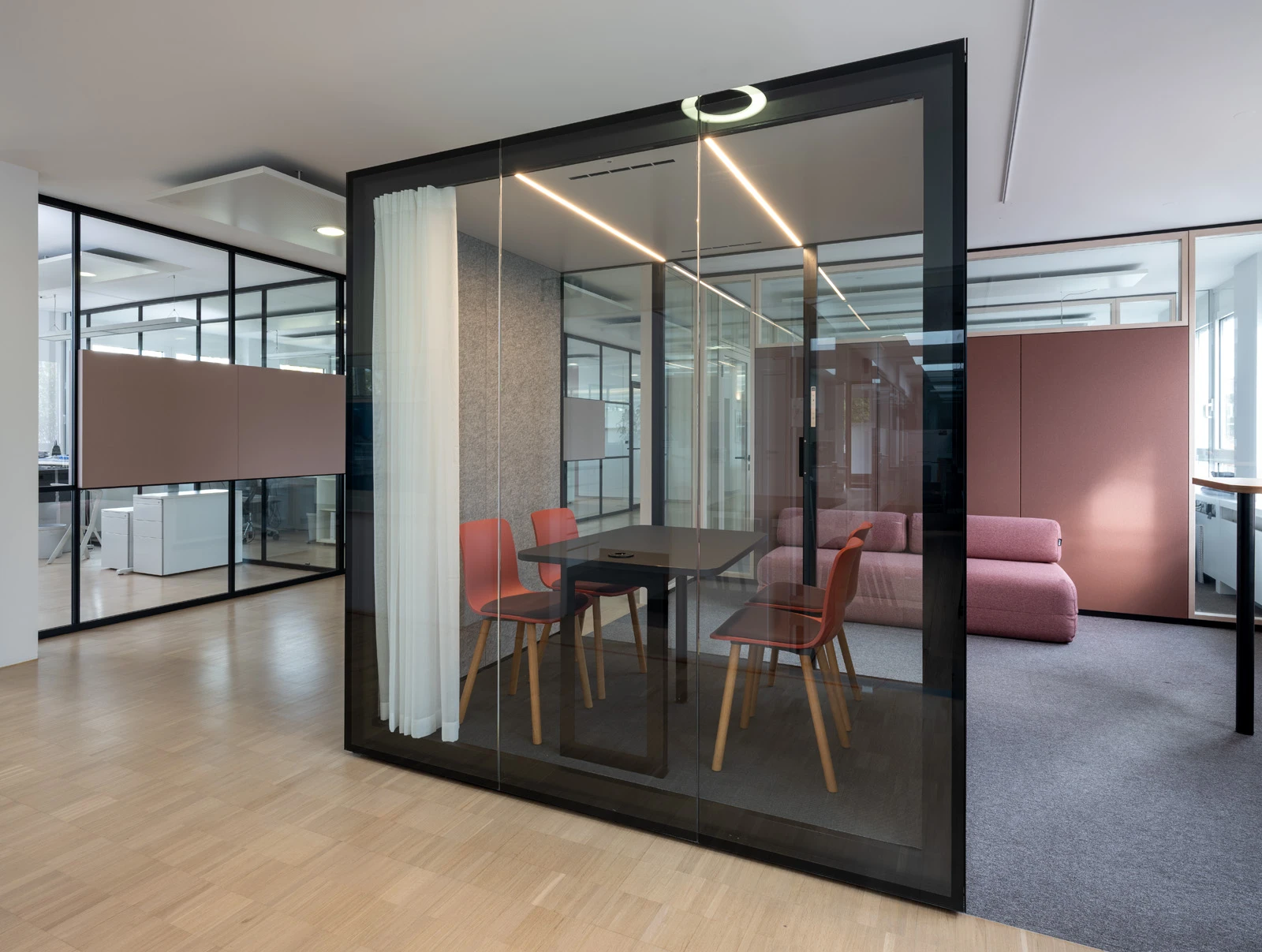 Raum-in-Raum-System für vier Personen. Als Rückzugsort im Open Office.