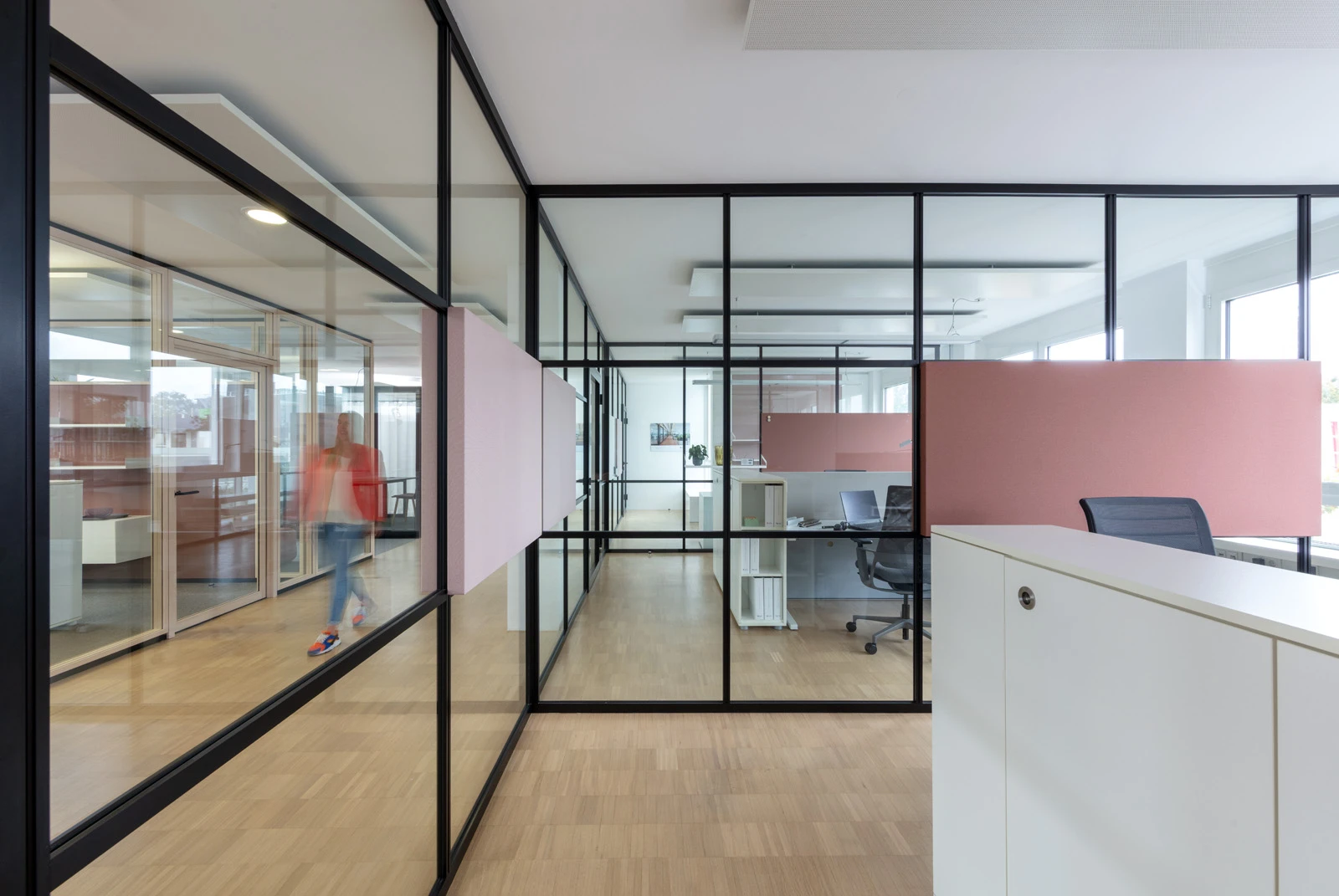 Bürotrennwand mit schwarzen Profilen im industriellen Look für Büro und Verwaltungsgebäude. 
