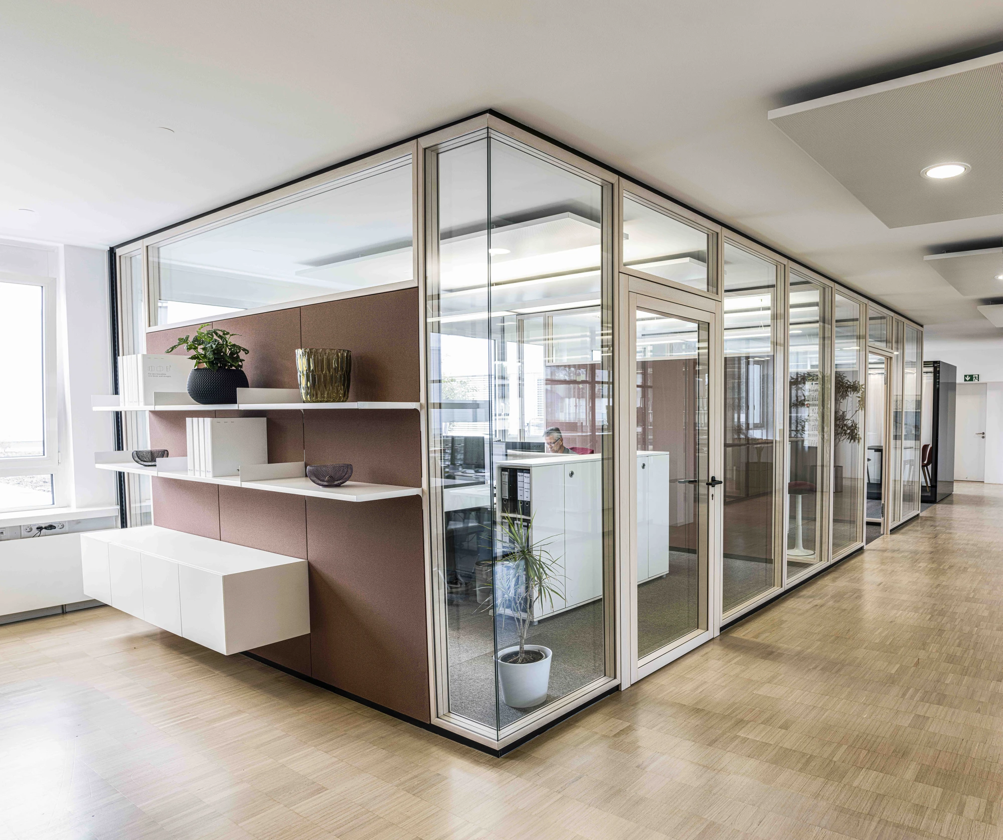 Büroräume mit Trennwänden in Holzoptik, 