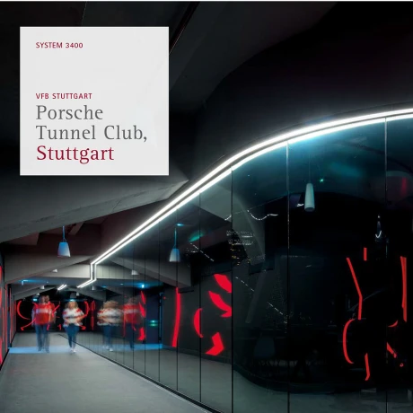 VfB Stuttgart Tunnel Club: Eine moderne Halle mit kurvenreicher LED-Beleuchtung und stilisierten, roten Grafiken auf der großen Glaswand.
