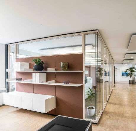 Bürotrennwand mit Ablageflächen und Sideboard , Trennwandabsorber stoffbespannt